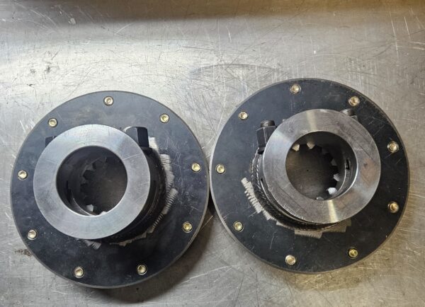 G 9 BOLT CLAMP ON PULLING HUB PAIR - Image 2