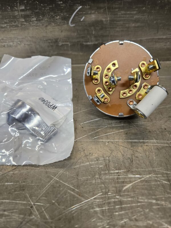5 POSITION IGNITION SWITCH M SERIES TRACTORS - Image 2